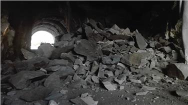 Zwischen 30 und 40 Quadratmeter Material haben sich gestern Abend von der Tunneldecke gelöst. Die Aufräumarbeiten sind am Laufen (Foto:LPA/Straßendienst Burggrafenamt)