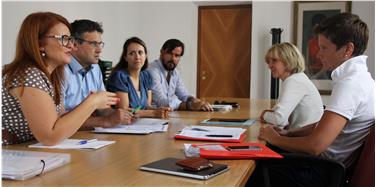 Kleinkindbetreuung: Gemeinsames Ziel von Politik und Genossenschaften ist die größtmögliche Wahlfreiheit für Familien, v.l. Petra Bisaglia, Karl Heinz Weger, Miriam Leopizzi, Nicola Grosso, LRin Deeg, Ressortdirektorin Plaseller - Fot