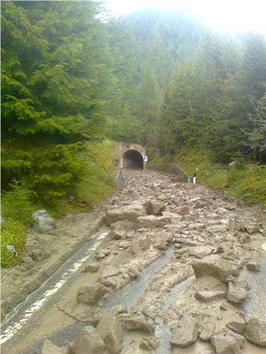Die durch eine Mure am Staller Sattel versperrte Landesstraße wird voraussichtlich ab 28. August wieder geöffnet sein (FOTO: LPA)