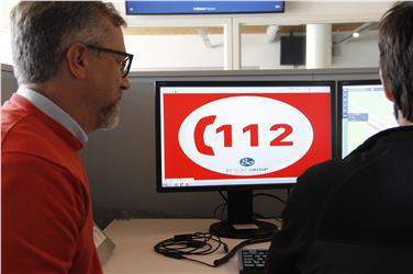 Weniger als 50 Sekunden dauert im Schnitt ein Gespräch mit den Mitarbeitern der Einheitlichen Notrufzentrale 112 (im Bild links deren Koordinator Paolo Berenzi), bis der Anruf mit den wichtigsten Daten weitergeleitet wird. Foto: LPA/Maja Clara