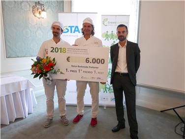 Den diesjährigen Südtiroler Mobilitätspreis sicherte sich unter zwölf Bewerbern die Natur-Backstube Profanter, im Bild die Preisträger und Harald Reiterer von "Green-Mobility" - Foto: STA/Zambiasi
