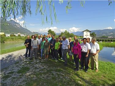 Im Rahmen des Projektes des Europäischen Fonds für regionale Entwicklung EFRE "Flussraummanagementplan Etsch - Spatium Etsch-Adige" wurden bei einer Exkursion vielfältige Aspekte vermittelt. Foto: LPA