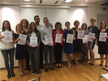 Gruppenfoto der neuen Allgemeinmediziner Foto: LPA/Sabine Santer