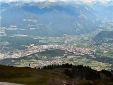 Blick auf Bruneck vom Kronplatz