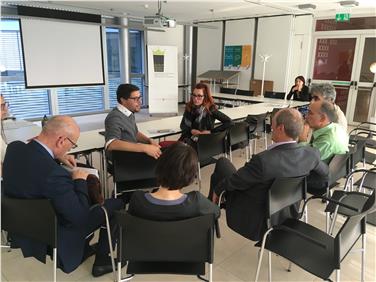 Maßnahmen zur Reduzierung der Lebensmittelverschwendung arbeitet der neu eingerichtete Koordinierungstisch aus; im Bild bei der ersten Sitzung gestern. Foto: LPA/Anne Savio