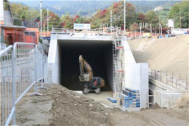 Knackpunkt beim Bau des Mittelanschlusses in Brixen: Ein vorgefertigter Tunnel wird in Präzisonsarbeit unter die Bahnlinie geschoben (FOTO: LPA/Roman Clara)