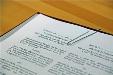 Nun unterzeichnet: Die Verienbarung zwischen Land, Gemeinde Bozen, STA und SASA zum Bau der Tram in Bozen (FOTO. LPA/Roman Clara)