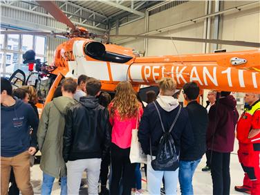 Beim Weißen Kreuz konnten die Schüler unter anderem den Rettungshubschrauber Pelikan besichtigen. Foto: Weißes Kreuz