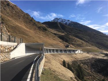 Die Verkehrsteilnehmer auf der Jaufenpassstraße schützt nun eine neue Galerie vor Lawinen (FOTO: LPA)