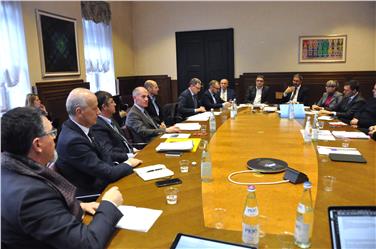 Landeshauptmann Kompatscher neben dem Trentiner Landeshauptmann Fugatti beim Treffen zum Großraubtier-Management in Trient. Foto: Presseamt der Provinz Trient