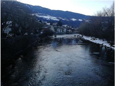 Die Abfischung (im Bild) im Eisack in Brixen ist abgeschlossen, nun laufen die Verbauungsarbeiten an. Foto: LPA/Amt für Widlbach- und Lawinenverbauung Nord