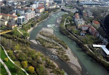 Vorher: Das Archivbild zeigt den Eisack in Bozen im April 2013 mit geringer Abflussmenge, fortschreitende Erosion an den Ufern gefährdet die Stabilität der Schutzbauten. Foto: LPA/Agentur für Bevölkerungsschutz