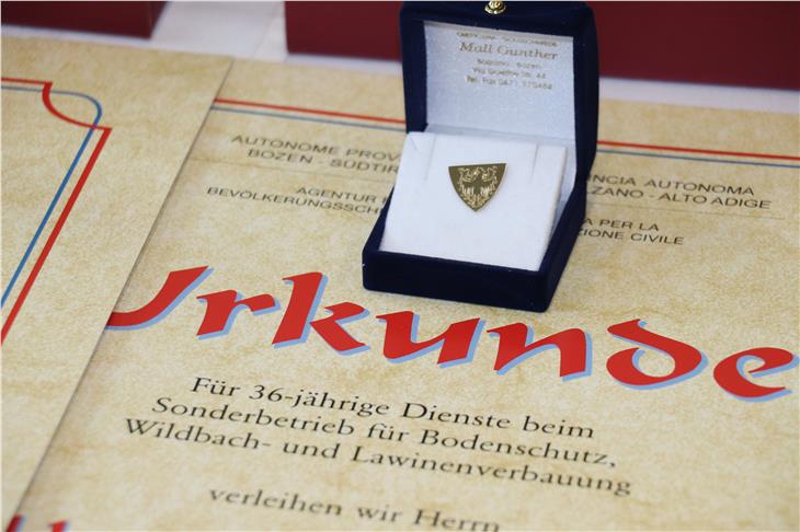 Dank für jahrzehntelange Treue zur Arbeit in der Wildbach- und Lawinenverbauung. Foto: Agentur für Bevölkerungsschutz/Maja Clara