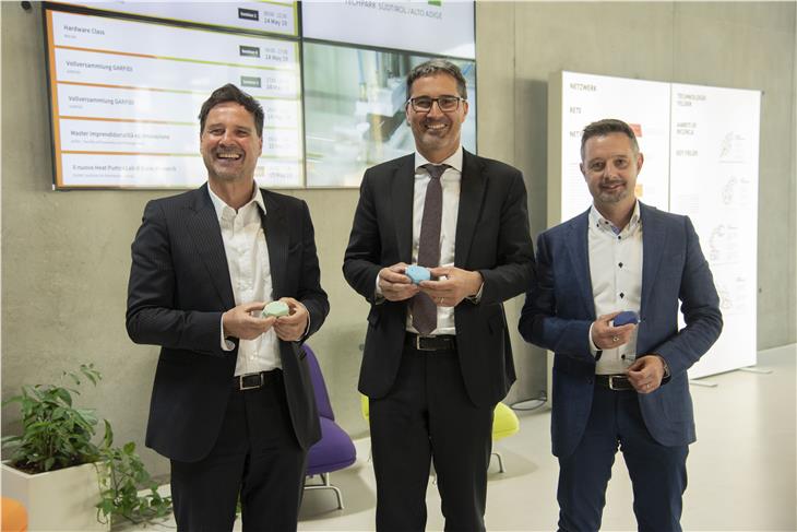 Gaben den Start frei für das Beacon-Netz Südtirol: Hubert Hofer (NOI Techpark), LH Arno Kompatscher, Michele Tais (Abteilung Informatik). Foto: LPA/bf