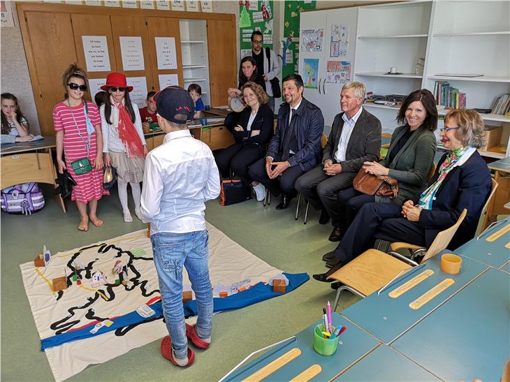 Die Schüler der Grundschule Wengen üben sich im Theaterspiel - unter den Zuschauern LR Alfreider und Schulamtsleiterin Ploner (FOTO: LPA/Rudi Moling)