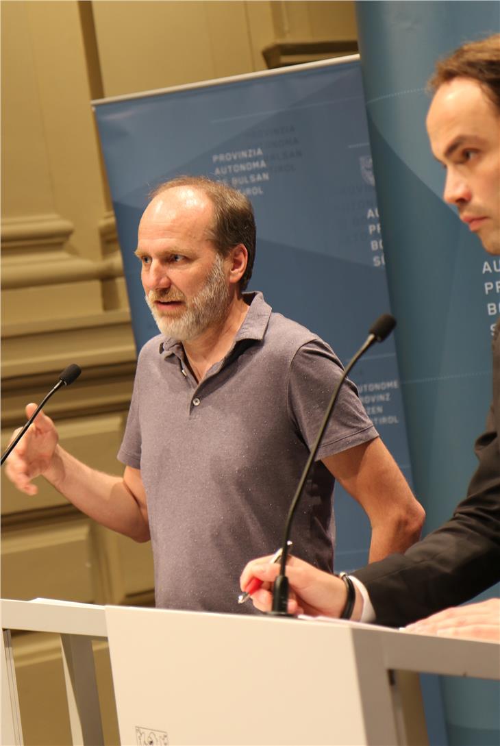 Amtsdirektor Oberparleiter und Landesrat Achammer bei der heutigen Vorstellung der Online-Stellenwahl - Foto: LPA/Peter Natter