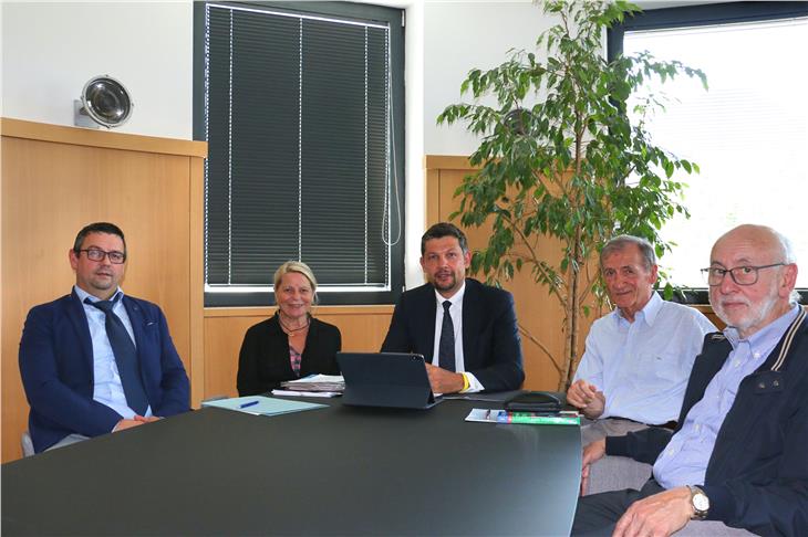 Landesrat Alfreider (Bildmitte) im Gespräch mit dem Vorstand des Kuratoriums für technische Kulturgüter (v.l.): Felix Ploner, Wittfrida Mitterer (Direktorin), Artur Scheidle (Präsident) und Josef March - Foto: LPA