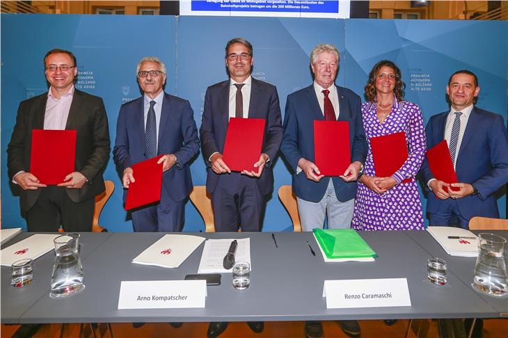 Programmabkommen unterzeichnet von (v.l.) Hopfinger, Gentile, Kompatscher, Caramaschi, Giancane und Lebruto. Foto: LPA/Oskar Verant