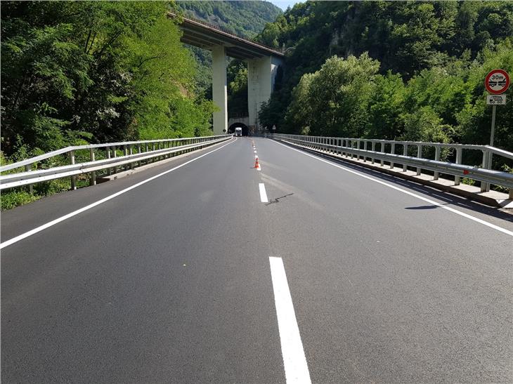 Die Brücke auf der Brennerstaatsstraße in Atzwang unter der Autobahn ist nun tragfähiger und sicherer. (Foto LPA)