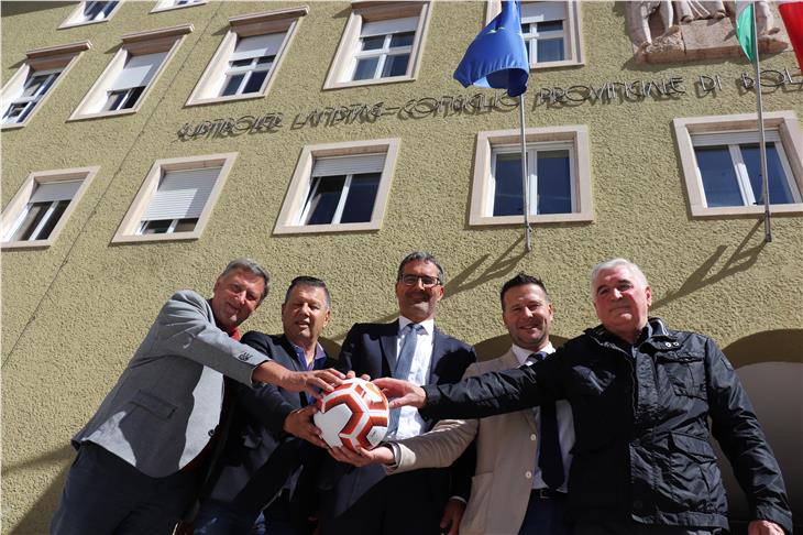 Die Organisatoren des Euregio Cup: (v.l.) Hannes Kerschdorfer, Tappeiner, Kompatscher, Horst Pichler (Bürgermeister Neumarkt) und Paolo Guaraldo (FIGC Trento) (Foto LPA/sf)