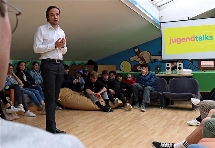 Jugendliche haben in den kommenden Wochen die Möglichkeit, sich bei "Jugend-Talks" mit Landesrat Achammer auszzutauschen - Foto: LPA