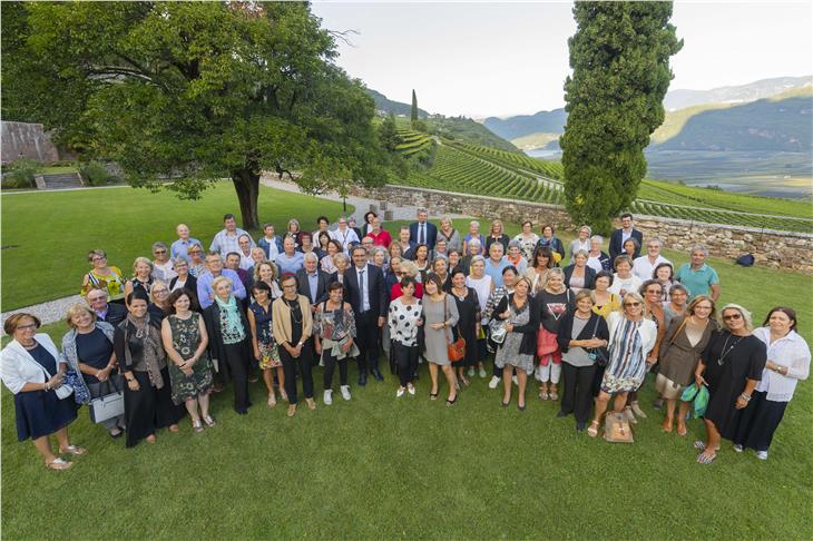 LH Kompatscher bei der gestrigen Feier in Tramin mit rund hundert Neopensionisten vor allem aus dem Bereich Kindergarten - Foto: LPA/O. Seehauser