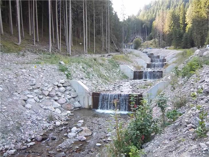 Das Landesamt für Wildbach- und Lawinenverbauung Nord hat in den vergangenen Monaten im Öttenbach in der Gemeinde Sarntal acht Sperren aus Stahlbeton errichtet. Foto: LPA/Amt für Wildbach- und Lawinenverbauung Nord