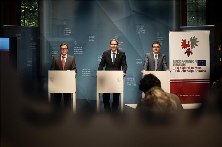 Betonten den Zusammenhalt in der Euregio: (v.l.) Platter, Kompatscher, Fugatti. (Foto LPA/Claudia Corrent)