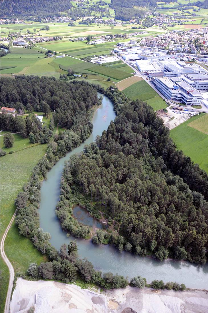 Am 2006 geschaffenen Grundwasserteich (unterer Bildbereich) kommt nun der Totarm dazu. In der zweiten Innenkurve (obere Bildhälfte) wird Auwaldfläche abgesenkt und ein Seitenarm angelegt. (Foto: LPA)