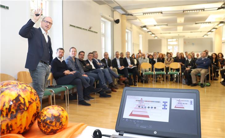 Antworten auf die Klimakrise: Landesregierung, Verwaltung und Klima-Experten berieten heute in Schloss Rechtenthal (Tramin). (Foto: LPA/Guido Steinegger)