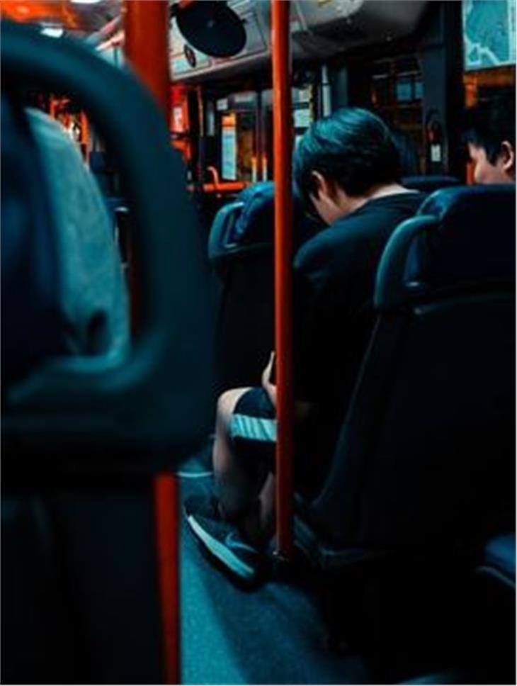 Auf rund 40 Linien können Jugendliche nachts die Nightliner nutzen. (Foto: Unsplash)