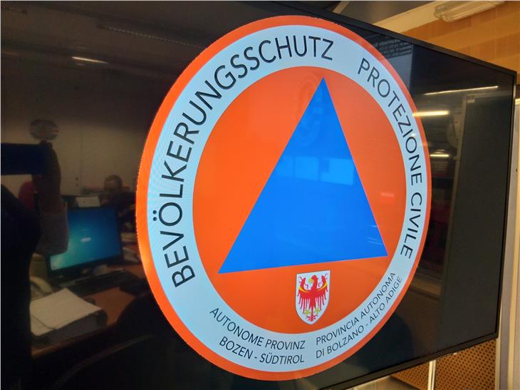 Im Lagezentrum am Sitz der Agentur für Bevölkerungsschutz an der Drususallee in Bozen laufen die Fäden zusammen. (Foto: LPA/Maja Clara)