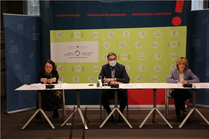 Stellten die Situation im Land und in den Seniorenwohnheimen vor: (v.l.) Amtsdirektorin Waldner, LRin Deeg, LH Kompatscher. (Foto: LPA/Fabio Gobbato)