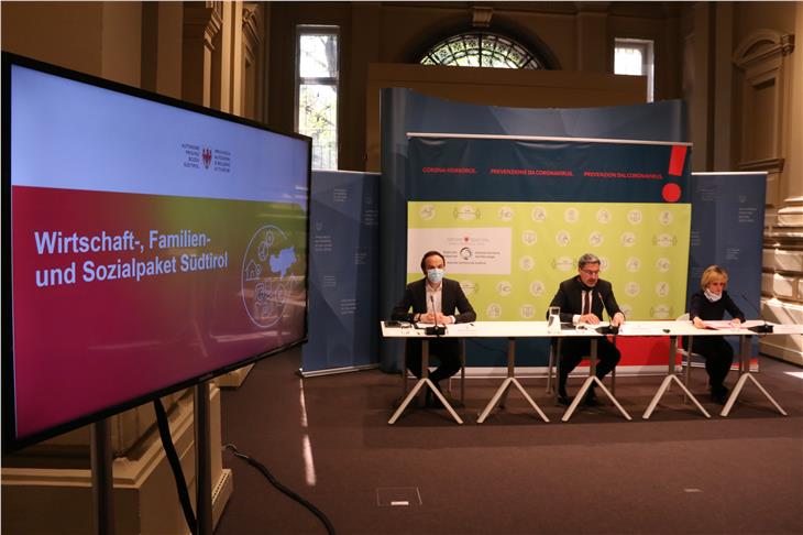 Corona-Maßnahmen für Unternehmen und Familien und das Einvernehmen mit Banken standen im Mittelpunkt der heutigen Corona-Medienkonferenz. (Foto: LPA/Fabio Brucculeri)