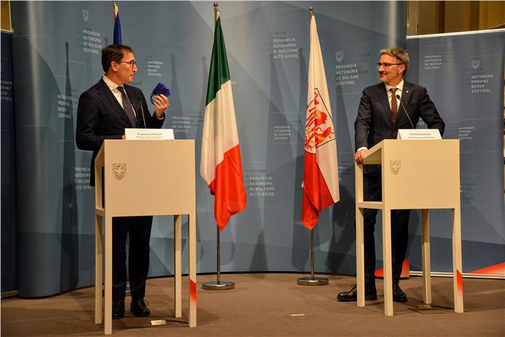 Er freue sich auf seinen nächsten Besuch in Südtirol, nach Möglichkeit ohne Maske, verabschiedete sich Regionenminister Boccia bei der virtuellen Medienkonferenz im Landhaus. (Foto: LPA/Peter Daldos)