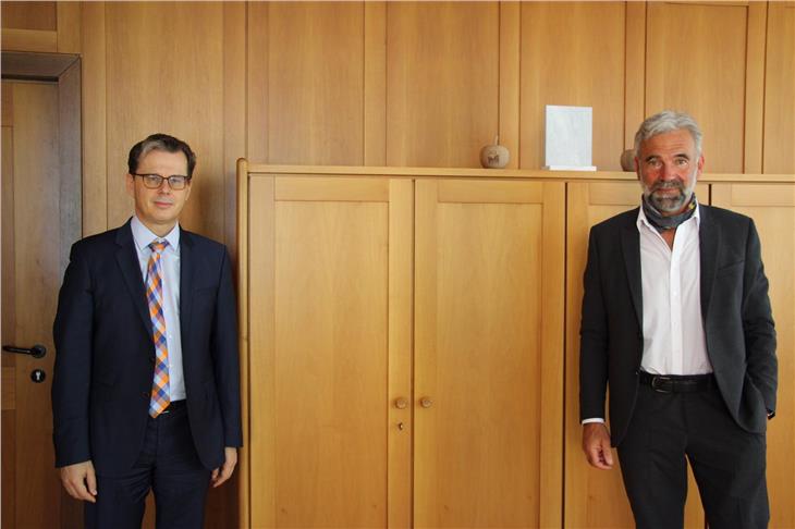 Mantl (l.) und LR Schuler beim heutigen Austausch: Grenzregelung im Sinne der EU-Empfehlung anstreben. (Foto: LPA)