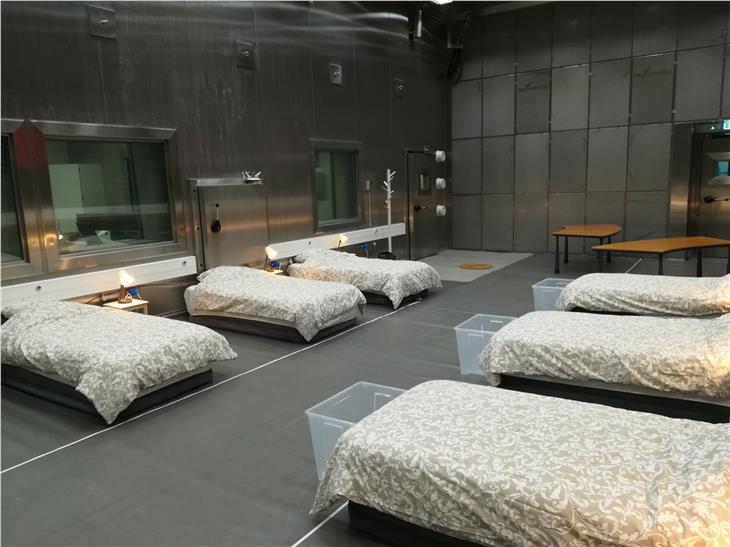 Schlafplätze im terraXcube: Drei Tage lang wird hier die Atmung von 16 Versuchspersonen auf einer simulierten Höhe von 4000 Höhenmetern erforscht. (Foto: Eurac)