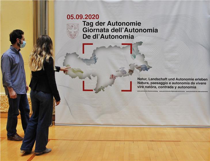 Plakat im Landhaus 1: Der "Tag der Autonomie 2020" stellt Südtirols Natur und Landschaft ins Zentrum der Aufmerksamkeit. (Foto: LPA/Michela Antino)