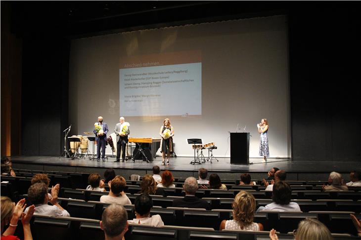 Bei der heutigen Eröffnungskonferenz wurde u.a. jenen Schulführungskräften gedankt, die ab September im Ruhestand sind. (Foto: Deutsche Bildungsdirektion)