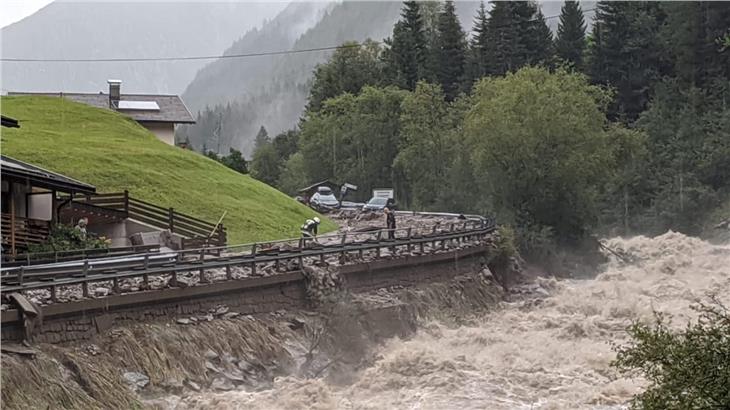 Die Einsatzkräfte arbeiten eng zusammen - hier bei der Staatsstraße im Ahrntal. (Foto: Straßendienst)