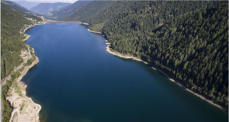 Pankrazer Stausee: Für das Kraftwerk St. Pankraz stehen für den Zeitraum 2020 bis 2022 2,5 Millionen Euro an Umweltgeldern zur Verfügung. (Foto: Alperia)