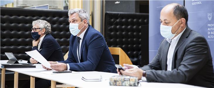 Gemeindenpräsident Schatzer, Generaldirektor Steiner und Landespersonalchef Matzneller bei der heutigen Vertragsunterzeichnung. (Foto: LPA/Fabio Brucculeri)
