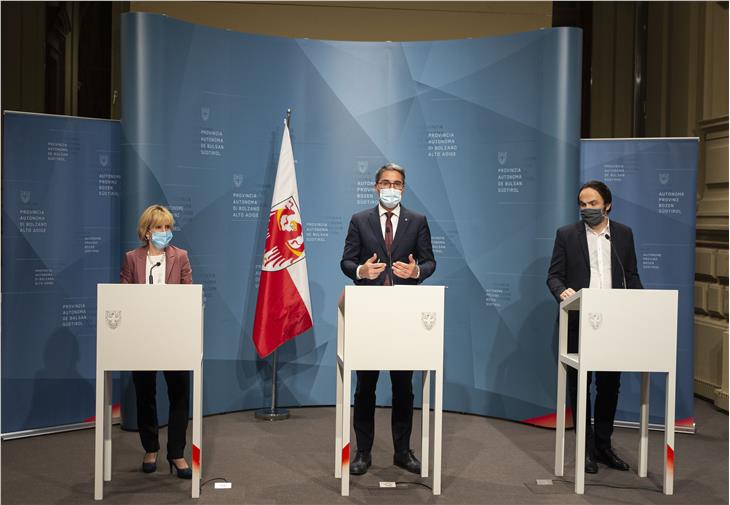 Gemeinsam mit den Landesräten Deeg und Achammer hat Landeshauptmann Kompatscher eine Bilanz des Maßnahmenpakets #NeustartSüdtirol vorgestellt. (Foto: LPA/Fabio Brucculeri)