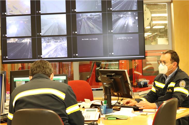 Die Nordspur der Brennerautobahn (auf dem Videobildschirm im Lagezentrum) musste um 19.15 Uhr bei Sterzing gesperrt werden; im Bild Leiter Stab Andrea Lazzarotto und Hansjörg Elsler (re.). (Foto: LPA/Maja Clara)
