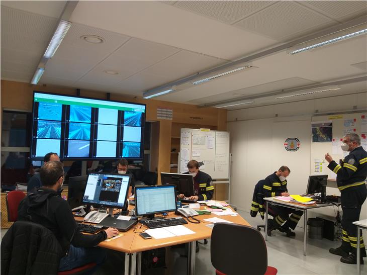 Die Fäden laufen im Landeslagezentrum zusammen: rechts stehend Leiter des Stabes Berufsfeuerwehrkommandant Florian Alber, 3.v.li. stv. Direktor Agentur für Bevölkerungsschutz Günther Walcher (Foto: LPA/Maja Clara)