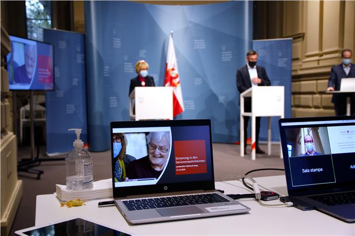 Die Landesräte Deeg und Widmann haben heute die Details zur Testreihe in den Seniorenwohnheimen Südtirols vorgestellt. (Foto: LPA/Greta Stuefer)