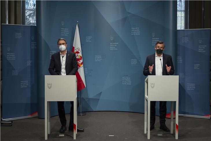 LH Kompatscher und LR Widmann während der heutigen Pressekonferenz (Foto: LPA/Fabio Brucculeri)