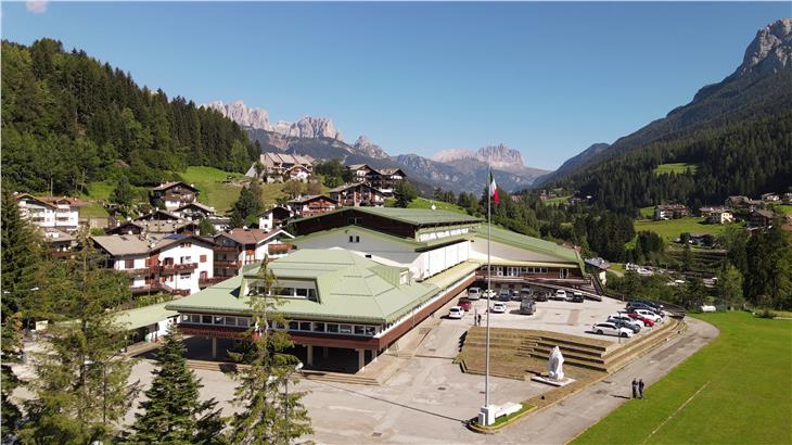 Das Alpine Ausbildungszentrum in Moena beherbergt in diesem Jahr das Euregio-Sport-Camp. (Foto: LPA/EVTZ)