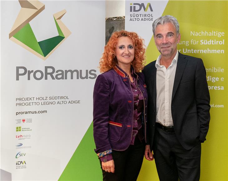 "Für effizienten Klimaschutzbeitrag": Landesrat Arnold Schuler und Vera Leonardelli, Abteilungsdirektorin Business Development von IDM. (Foto aus dem Jahr 2019: IDM)