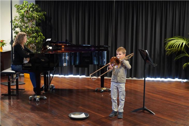 Julian Perathoner überzeugt bereits in jungem Alter mit seiner Posaune. (Lehrer: Matthäus Crepaz, Begleitung: Judith Piccolruaz) (Foto: Musikschule Lana)